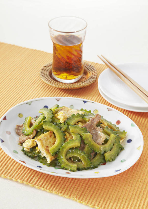 豆腐,果汁,无人,竖图,俯视,室内,特写,白天,白色背景,烹饪,筷子,桌面,桌子,蔬菜,杯子,餐具,新鲜,木制,碟子,盘,苦瓜,肉,日本料理,料理,食品,饮品,文化,传统,菜肴,美食,肉类,玻璃制品,食物,饮料,盘子,木制品,水杯,垫子,碟,日式料理,日式,凉瓜,摄影,佳肴,有机食品,绿色食品,影棚,礼节,豆制品,可口,礼仪,肉食,君子菜,癞瓜,癞葡萄,适口,玻璃杯,进餐用具,彩图,高角度拍摄,影棚拍摄,拍摄