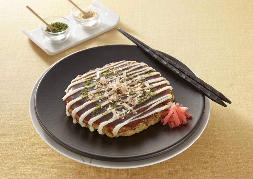 煎饼,无人,横图,俯视,室内,特写,白天,烹饪,筷子,桌面,桌子,餐具,木制,碟子,盘,勺子,调料,酱料,酱汁,佐料,日本料理,美乃滋,料理,食品,调味品,调味料,文化,传统,酱,菜肴,美食,食物,盘子,木制品,调羹,碟,汤匙,日式料理,日式,佳肴,礼节,烧饼,礼仪,蛋黄酱,日式烧饼,大阪烧,御好烧,广岛烧,一钱洋食,蛋黄沙拉酱,调味油,进餐用具,彩图,高角度拍摄