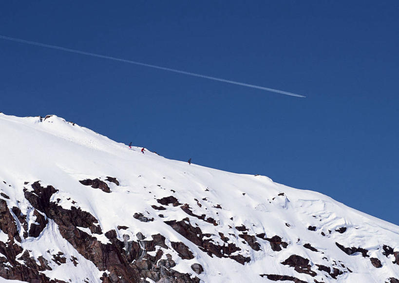无人,横图,室外,白天,仰视,旅游,度假,石头,美景,山,雪,雪山,大雪,阴影,光线,石子,影子,冰,积雪,景观,山顶,山峰,雪景,烟雾,冬季,冬天,山峦,娱乐,蓝色,蓝天,天空,阳光,自然,天,享受,休闲,景色,放松,寒冷,晴朗,污染,废气,冰冷,自然风光,飞机尾迹,尾迹云,机尾云,飞机拉烟,云带,尾迹,万里无云,机尾迹,飞机尾气,严寒,冰凉,酷寒,凛冽,凛凛,极冷,颠峰,极峰,石块,岩石,晴空,晴空万里,彩图,低角度拍摄