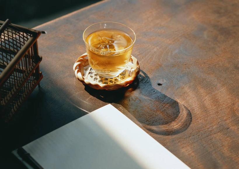 无人,横图,俯视,室内,特写,白天,幸福,茶,桌面,桌子,杯子,餐具,阴影,朦胧,模糊,反射,碟子,盘,影子,纸,大理石,茶叶,稿纸,信纸,纸张,娱乐,便签纸,盘子,水杯,碟,享受,休闲,温馨,放松,乐趣,提神,舒适,醒脑,大理石制品,茶杯,彩图,高角度拍摄,速写纸,文稿纸,演算纸