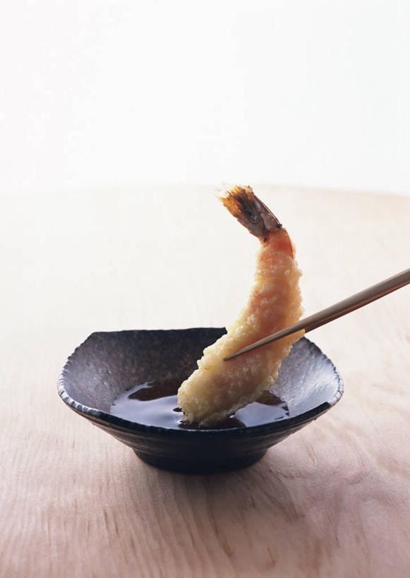 海鲜,无人,竖图,俯视,室内,特写,白天,烹饪,筷子,桌面,桌子,餐具,一双,阴影,反射,木制,碟子,盘,影子,天妇罗,虾,日本料理,料理,食品,文化,传统,水产,菜肴,美食,大虾,海洋生物,食物,一个,盘子,木制品,碟,日式料理,日式,佳肴,对虾,单个,礼节,水生动物,海产品,礼仪,水生物,海底动物,斑节虾,天麸罗,东方对虾,中国对虾,海鲜天妇罗,进餐用具,彩图,高角度拍摄