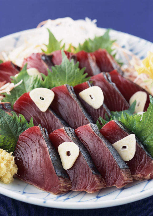 面食,面条,生鱼片,芥末,无人,竖图,俯视,室内,特写,白天,烹饪,餐桌,桌子,蔬菜,餐具,叶子,一排,许多,阴影,蓝色背景,新鲜,整齐,反射,碟子,盘,影子,陶瓷,面,肉,鱼肉,日本料理,鱼片,料理,食品,绿叶,陶瓷制品,鲣鱼,粉丝,菜肴,美食,肉类,食物,排列,一个,盘子,碟,日式料理,日式,嫩叶,摄影,佳肴,有机食品,绿色食品,影棚,单个,餐台,队列,肉食,山葵,泽山葵,溪山葵,芥子末,山嵛菜,芥辣粉,哇沙比,辣根,小金枪鱼,炸弹鱼,沙西米,柴鱼,鲣节,冬粉,叶,叶片,彩图,高角度拍摄,影棚拍摄,拍摄,刺身