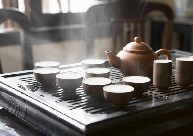 无人,横图,俯视,室内,白天,幸福,雾,茶,窗户,桌面,桌子,杯子,一排,许多,阴影,沸腾,朦胧,模糊,整齐,并列,并排,反射,木制,蒸汽,影子,墙,茶叶,水蒸气,雾气,很多,娱乐,茶楼,玻璃窗,墙壁,墙面,排列,木制品,水杯,茶馆,享受,休闲,温馨,放松,乐趣,茶室,气体,提神,舒适,队列,醒脑,平行,蒸发,茶房,茶肆,茶杯,彩图,高角度拍摄