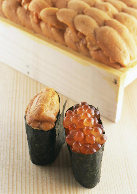 海鲜,米饭,寿司,无人,竖图,俯视,室内,特写,白天,烹饪,餐桌,桌子,海胆,蔬菜,阴影,新鲜,反射,木制,影子,海苔,鱼卵,日本料理,料理,食品,紫菜,饭,鱼籽,水产,鲑鱼卵,菜肴,美食,海洋生物,食物,两个,木制品,容器,日式料理,日式,佳肴,有机食品,绿色食品,餐台,储藏,五谷,储存,水生动物,海产品,醋饭,水生物,海底动物,刺锅子,海刺猬,四喜饭,彩图,高角度拍摄,条斑紫菜,贮存
