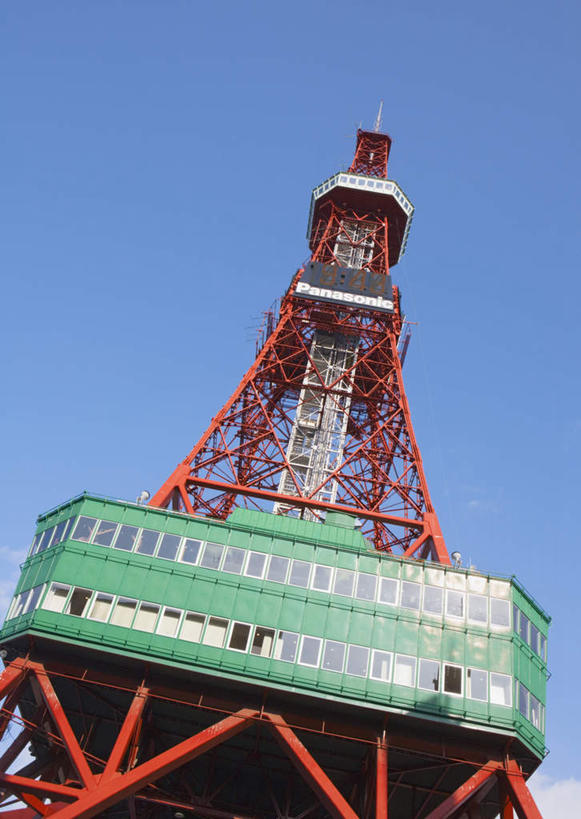 无人,竖图,室外,白天,仰视,旅游,度假,标志建筑,地标,建筑,北海道,日本,亚洲,一座,阴影,光线,影子,娱乐,建设,红色,蓝色,绿色,蓝天,天空,阳光,天,享受,休闲,旅游胜地,放松,晴朗,东亚,万里无云,札幌,大通公园,日本国,北海道地方,北海道岛,县厅,札幌电视塔,札幌铁塔,晴空,晴空万里,彩图,低角度拍摄,札幌市