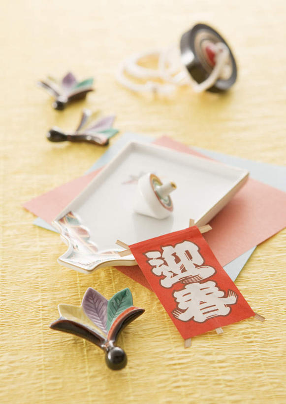 无人,竖图,俯视,室内,特写,白天,锻炼,运动,餐具,阴影,艺术,反射,板羽球,标志,碟子,盘,文字,影子,字符,手工艺品,陶瓷,陶瓷制品,艺术品,文化,标识,运动器械,盘子,风筝,工艺品,碟,汉字,健身器械,放风筝,摄影,影棚,毽子,高雅,纸鸢,中文,健身器材,放鹞子,鹞,鹞子,鸢,木鸢,自信心,品位,羽子板,毽球,花毽,鸡毛毽,打手毽,毽子板球,国文,华文,花纸绳,日本水引,日本水引绣,水引绣,体育,彩图,高角度拍摄,影棚拍摄,健身,拍摄,运动器材