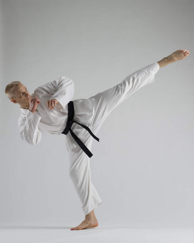 西方人,拳,一个人,站,竖图,室内,白天,白色背景,正面,锻炼,运动,武术,欧洲,欧洲人,仅一个男性,仅一个人,握,服装,抬腿,注视,仅一个年轻男性,衣服,白色,观察,看,握拳,站着,握着,摄影,服饰,影棚,观看,张开双腿,察看,衣着,穿着,关注,搏击,空手道,柔道服,衣饰,展开双腿,体育,男人,男性,年轻男性,白种人,拳头,站立,彩图,全身,影棚拍摄,健身,拍摄,空手,唐手,武道,伸展双腿,练功服
