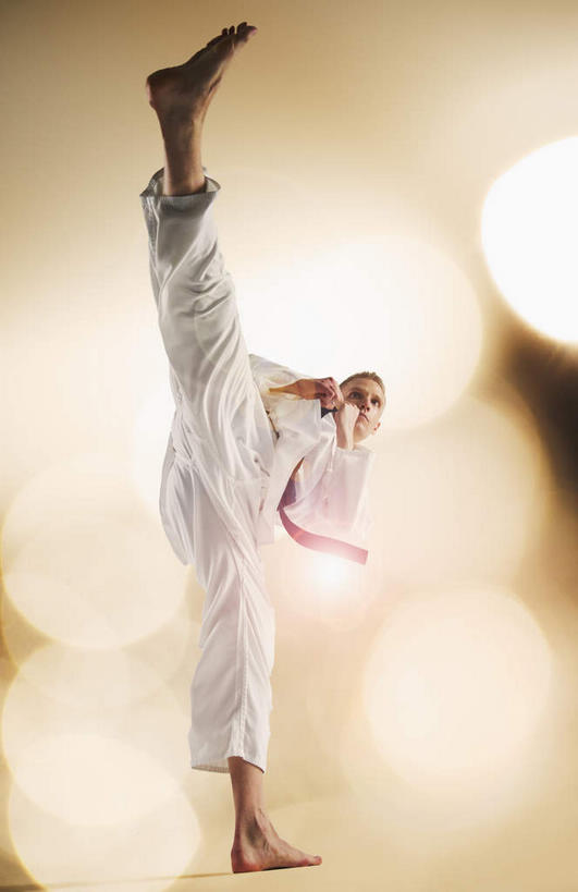西方人,拳,一个人,站,竖图,室内,白天,正面,锻炼,运动,武术,欧洲,欧洲人,仅一个男性,仅一个人,握,阴影,服装,朦胧,模糊,光线,影子,灯光,抬腿,注视,仅一个年轻男性,衣服,白色,观察,看,握拳,站着,握着,摄影,服饰,影棚,观看,张开双腿,察看,衣着,穿着,关注,搏击,空手道,柔道服,衣饰,展开双腿,体育,男人,男性,年轻男性,白种人,拳头,站立,彩图,全身,影棚拍摄,健身,拍摄,空手,唐手,武道,伸展双腿,练功服