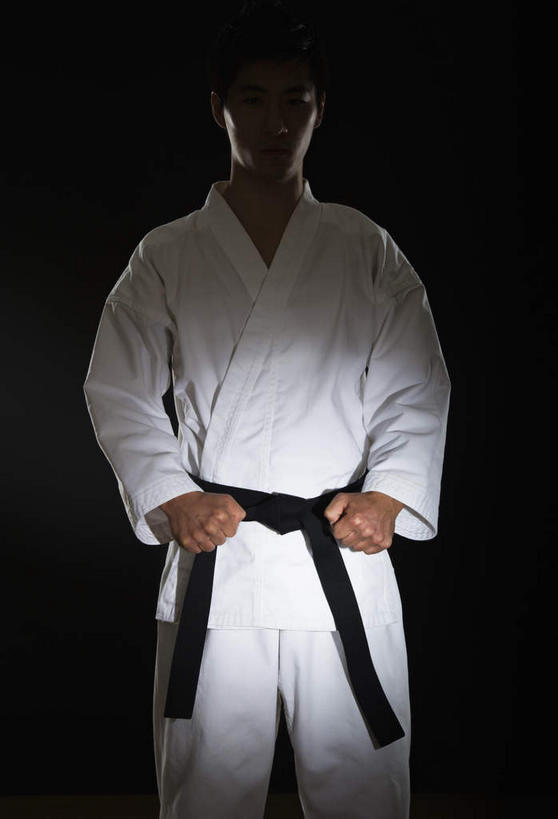 西方人,手,拳,一个人,站,竖图,室内,白天,正面,锻炼,运动,武术,欧洲,欧洲人,双手,仅一个男性,仅一个人,握,阴影,黑色背景,服装,光线,影子,灯光,腰带,仅一个年轻男性,衣服,白色,黑色,握拳,站着,手部,握着,摄影,服饰,影棚,衣着,穿着,搏击,黑带,空手道,柔道服,裤带,衣饰,体育,男人,男性,年轻男性,白种人,拳头,站立,半身,彩图,影棚拍摄,健身,拍摄,空手,唐手,武道,练功服