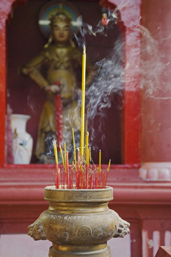 无人,站,竖图,室内,特写,白天,正面,旅游,度假,标志建筑,地标,建筑,蜡烛,雕塑,越南,亚洲,节日,朦胧,模糊,艺术,装饰,雕刻,雕像,烟雾,燃烧,文化,娱乐,建设,手叉腰,佛香,香火,香烛,工艺品,叉腰,祈祷,站着,享受,休闲,健康,旅游胜地,放松,许愿,宗教,东南亚,信仰,烧香,纪念,祈求,美术,主题,陈列,越南社会主义共和国,胡志明市,功能,美学,胡志明,平安,站立,彩图,全身,玉皇庙