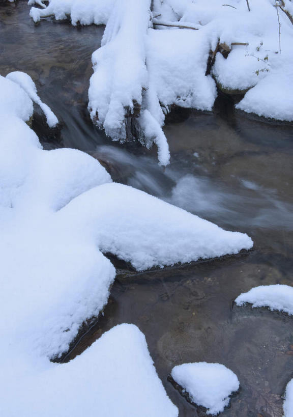 无人,竖图,俯视,室外,白天,旅游,度假,河流,石头,美景,水,雪,大雪,美国,朦胧,模糊,石子,河水,积雪,景观,水流,雪景,冬季,冬天,娱乐,小溪,自然,溪水,享受,休闲,景色,放松,寒冷,北美,北美洲,自然风光,美洲,北亚美利加洲,亚美利加洲,康涅狄格,康涅狄格州,宪法之州,豆蔻之州,严寒,石块,彩图,高角度拍摄