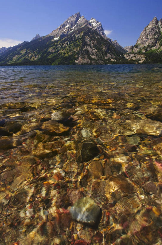 无人,公园,竖图,室外,白天,正面,旅游,度假,湖,湖泊,石头,美景,山,水,雪,雪山,大雪,美国,阴影,光线,石子,影子,冰,湖面,积雪,景观,山顶,山峰,水流,水面,雪景,云,云朵,冬季,冬天,山峦,云彩,娱乐,蓝色,白云,蓝天,天空,阳光,自然,湖水,天,享受,休闲,景色,放松,寒冷,晴朗,冰冷,北美,北美洲,国家公园,自然风光,美洲,怀俄明州,怀俄明,沉积岩,大提顿国家公园,北亚美利加洲,亚美利加洲,严寒,冰凉,酷寒,凛冽,凛凛,极冷,平等之州,大蒂顿国家公园,大堤顿国家公园,大提顿公园,颠峰,极峰,水成岩,石块,岩石,晴空,彩图
