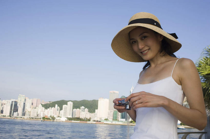 东方人,一个人,高楼大厦,站,横图,室外,白天,仰视,海浪,海洋,森林,山,山脉,树林,植物,大厦,建筑,摩天大楼,帽子,相机,亚洲,仅一个年轻女性,仅一个女性,仅一个人,握,服装,浪花,山峰,水平线,辽阔,海平线,山峦,拿,拿着,休闲装,黄种人,运动帽,树,树木,拍照,衣服,蓝色,绿色,蓝天,天空,自然,海水,数码相机,群山,天,站着,休闲,广阔,休闲服,鸭舌帽,握着,摄影,服饰,生长,晴朗,成长,一望无际,海景,万里无云,无边无际,一马平川,年轻女性,女人,女性,亚洲人,照相机,大海,风浪,海,海水的波动,近岸浪,涌浪,晴空,晴空万里,站立,半身,彩图,低角度拍摄,照相,大楼,高层建筑,高楼,摩天楼,水天相接,水天一线
