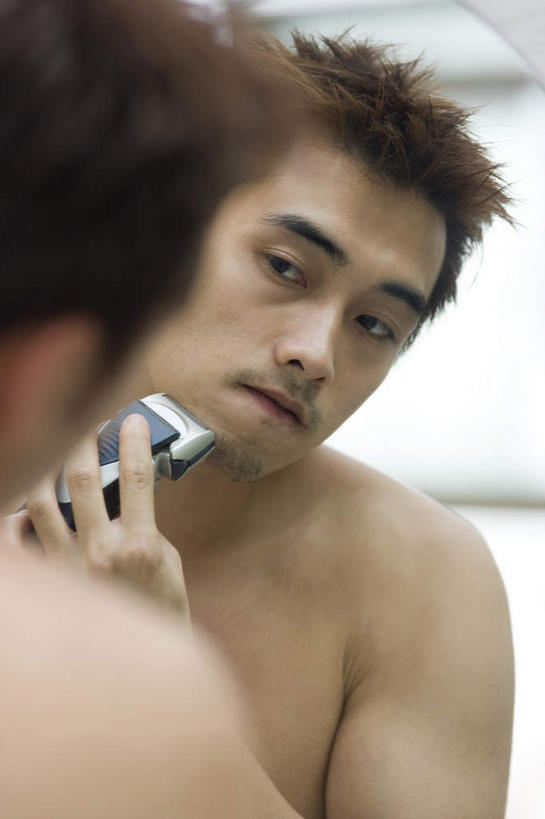东方人,脸,头,嘴,脸颊,一个人,竖图,室内,特写,白天,镜子,亚洲,仅一个男性,仅一个人,握,阴影,反射,剃须刀,影子,拿,拿着,注视,黄种人,裸露,仅一个年轻男性,背面,嘟嘴,观察,看,清洁,撅嘴,护理,握着,观看,镜像,察看,家电,家用电器,镜面,关注,剃须,裸,电动剃须刀,仪容,仪表,男人,男性,年轻男性,亚洲人,头部,脸部,脸蛋,面部,嘴巴,嘴唇,半身,彩图,小家电