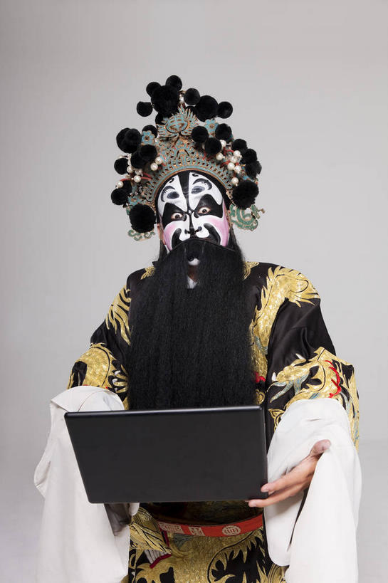 东方人,胡须,一个人,演员,站,竖图,室内,白天,正面,民族服装,化妆,电脑,笔记本电脑,亚洲,仅一个男性,仅一个人,仅一个中年男性,表演,握,灰色背景,服装,网络,头饰,拿,拿着,注视,黄种人,文化,通讯设备,扮演,衣服,黄色,黑色,彩妆,观察,看,站着,握着,摄影,服饰,影棚,观看,一台,察看,无线,演出,衣着,穿着,关注,中国文化,摄影棚,戏剧,通信设备,无线网络,表演服,演出服,无线上网,便携式电脑,京剧,戏曲,国粹,皮黄,衣饰,道具服,手提电脑,男人,男性,中年男性,亚洲人,胡子,络腮胡,站立,半身,彩图,影棚拍摄,传统服装,民俗服,拍摄,京剧服饰,国剧,京戏,平剧,中国戏曲,传统文化,舞台妆,京剧演员