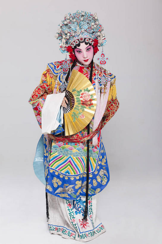 东方人,一个人,演员,站,竖图,室内,白天,正面,民族服装,化妆,亚洲,仅一个年轻女性,仅一个女性,仅一个人,一把,表演,握,灰色背景,服装,装饰,扇子,头饰,折扇,纸扇,清凉,拿,拿着,注视,黄种人,凉爽,文化,扮演,衣服,彩妆,发饰,饰品,观察,看,站着,握着,摄影,服饰,影棚,观看,华丽,修饰,点缀,察看,演出,衣着,穿着,关注,中国文化,摄影棚,戏剧,表演服,演出服,京剧,配饰,戏曲,国粹,皮黄,衬托,美观,雅致,雅观,撒扇,衣饰,道具服,青衣,年轻女性,女人,女性,亚洲人,站立,彩图,全身,影棚拍摄,传统服装,民俗服,拍摄,京剧服饰,国剧,京戏,平剧,中国戏曲,旦角,传统文化,舞台妆,旦,京剧演员,角色,正旦