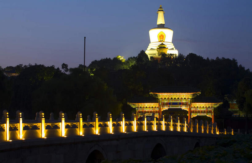 无人,公园,宫殿,横图,室外,夜晚,正面,旅游,度假,名胜古迹,树林,植物,标志建筑,地标,建筑,桥梁,北海公园,北京,中国,亚洲,阴影,遗迹,光线,影子,牌坊,牌楼,走道,走廊,桥,过道,灯光,首都,古迹,文化,文物,娱乐,建设,古建筑,石桥,白塔,拱桥,树,树木,蓝色,绿色,蓝天,天空,自然,天,享受,休闲,旅游胜地,放松,拱形,生长,成长,纪念,人行桥,石拱桥,祭祀,宫廷,表彰,荣誉,古文明,东亚,中华人民共和国,北京市,京,北平,华北地区,荣耀,王宫,北京北海公园,彩图,皇宫,传统文化,北海白塔,琼华岛