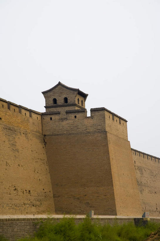 无人,竖图,室外,白天,仰视,旅游,度假,名胜古迹,植物,标志建筑,地标,建筑,平遥,中国,亚洲,遗迹,墙,古迹,文物,娱乐,建设,城墙,古建筑,墙壁,墙面,树,树木,绿色,天空,自然,天,享受,休闲,旅游胜地,放松,城楼,生长,成长,坚硬,防御,古文明,东亚,山西,山西省,中华人民共和国,华北地区,门楼,晋,晋中,晋中市,坚固,平遥县,彩图,低角度拍摄,平遥古城,平遥古镇