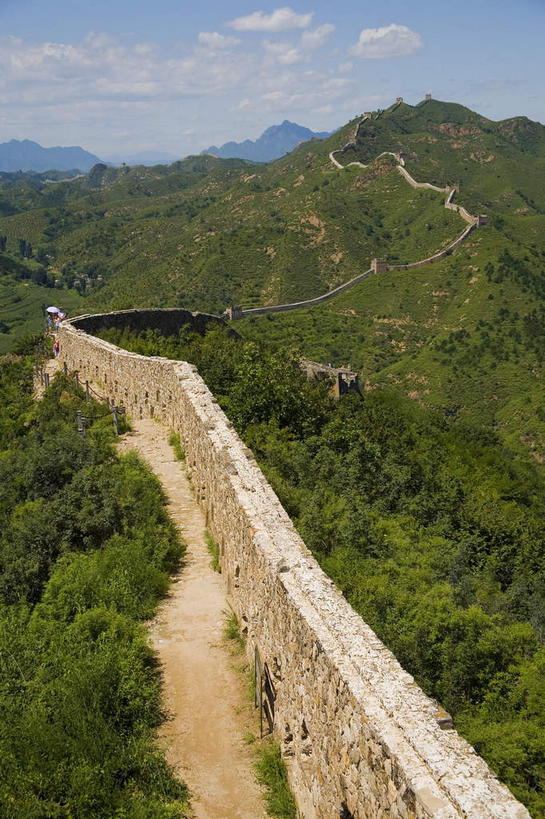 无人,竖图,俯视,室外,白天,旅游,度假,名胜古迹,森林,山,山脉,树林,植物,标志建筑,地标,建筑,北京,中国,亚洲,阴影,遗迹,光线,影子,墙,山峰,云,云朵,山峦,首都,云彩,古迹,文物,娱乐,建设,城墙,古建筑,墙壁,墙面,树,树木,蓝色,绿色,白云,蓝天,天空,阳光,自然,群山,天,享受,休闲,旅游胜地,放松,生长,晴朗,成长,坚硬,防御,烽火台,古文明,东亚,中华人民共和国,北京市,京,北平,华北地区,密云县,坚固,古北口镇,司马台,司马台长城,司马台村,晴空,彩图,高角度拍摄,墩台,烽堠,烽燧,烟墩,密云