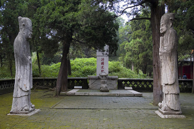 东方人,无人,两个人,站,横图,室外,白天,侧面,民族服装,旅游,度假,草地,草坪,名胜古迹,植物,标志建筑,地标,建筑,雕塑,中国,亚洲,阴影,服装,遗迹,艺术,装饰,光线,雕刻,雕像,影子,黄种人,古迹,文物,娱乐,建设,古建筑,山东,石雕,石刻,相视,草,树,树木,衣服,绿色,阳光,自然,石碑,工艺品,站着,享受,休闲,墓地,面对面,旅游胜地,放松,服饰,生长,成长,纪念,对视,美术,坟墓,陵墓,互视,衣着,穿着,主题,相对,陈列,坟场,古文明,东亚,曲阜,曲阜市,山东省,相看,中华人民共和国,华东地区,功能,美学,鲁,衣饰,男人,男性,年轻男性,亚洲人,站立,彩图,全身,传统服装,民俗服,孔林,圣林