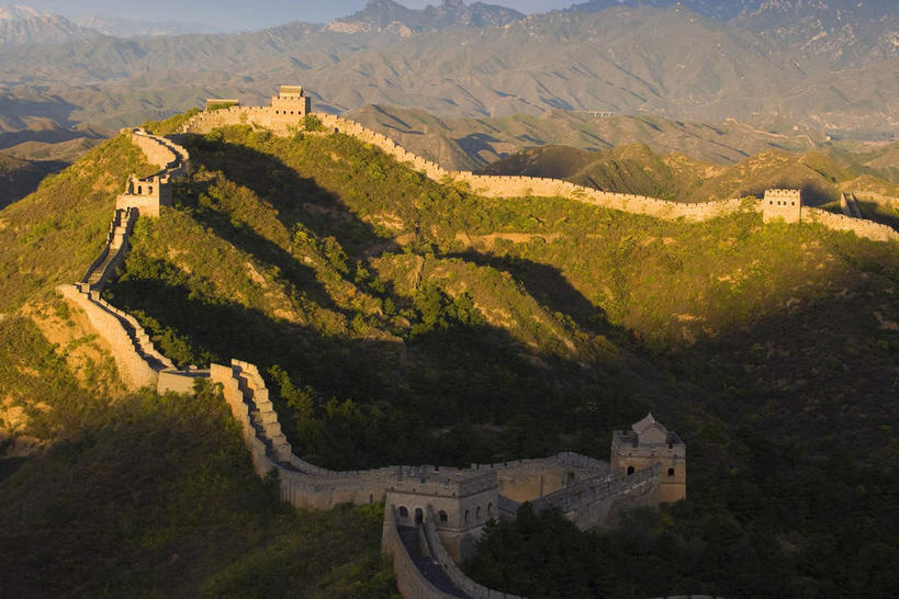 无人,横图,俯视,室外,白天,旅游,度假,名胜古迹,森林,山,山脉,树林,植物,标志建筑,地标,建筑,北京,长城,中国,亚洲,阴影,遗迹,光线,影子,墙,山峰,山峦,首都,古迹,文物,娱乐,建设,城墙,古建筑,墙壁,墙面,树,树木,绿色,阳光,自然,群山,享受,休闲,旅游胜地,放松,生长,成长,坚硬,万里长城,防御,烽火台,古文明,东亚,中华人民共和国,北京市,京,北平,华北地区,河北,河北省,冀,密云县,承德,承德市,坚固,金山岭长城,金山岭,滦平县,彩图,高角度拍摄,墩台,烽堠,烽燧,烟墩,密云