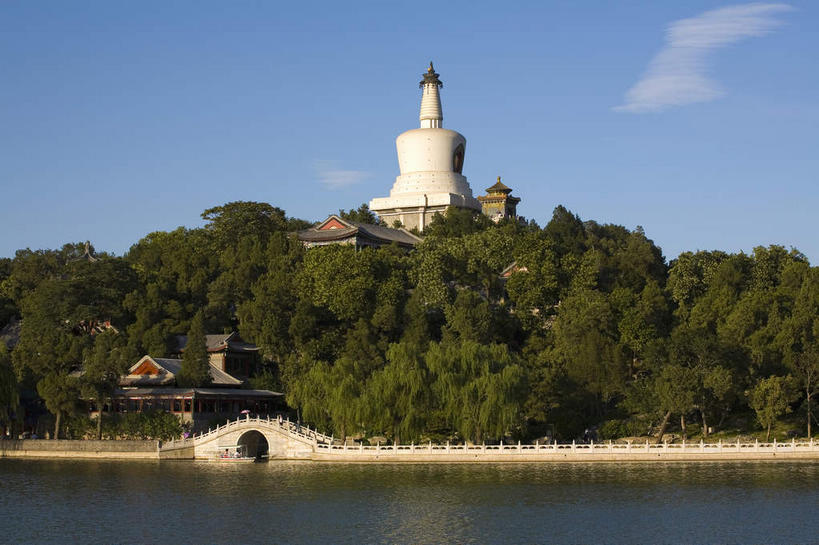 无人,公园,栏杆,横图,室外,白天,正面,旅游,度假,河流,森林,树林,水,植物,标志建筑,地标,建筑,桥梁,北海公园,北京,中国,亚洲,阴影,波纹,光线,影子,河水,水流,云,云朵,围栏,塔,桥,涟漪,首都,云彩,娱乐,建设,石桥,护栏,白塔,拱桥,树,树木,蓝色,绿色,白云,倒影,蓝天,水纹,天空,阳光,自然,波浪,天,享受,休闲,旅游胜地,放松,拱形,生长,晴朗,成长,人行桥,石拱桥,倒映,东亚,中华人民共和国,北京市,京,北平,华北地区,水晕,北京北海公园,反照,晴空,彩图,北海白塔,琼华岛