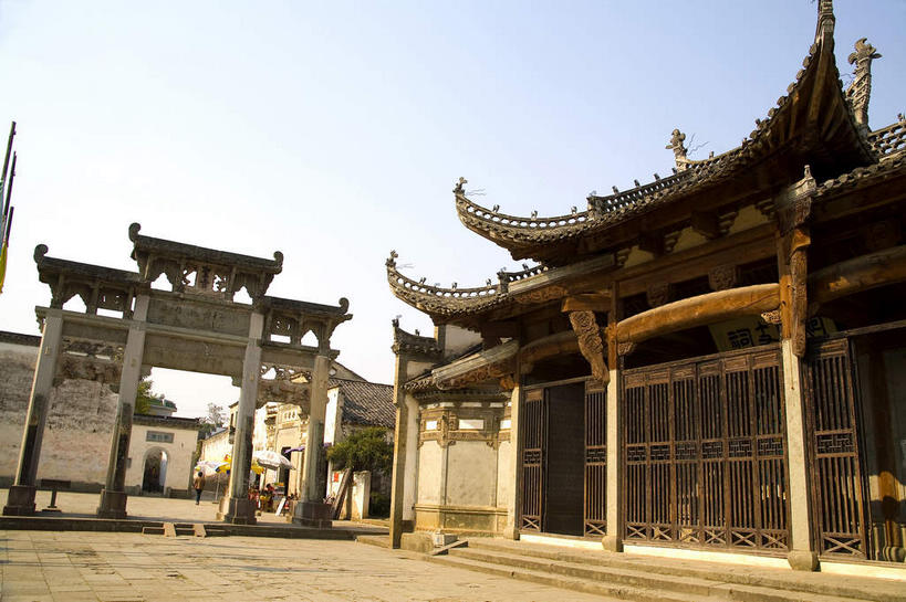 无人,家,横图,室外,白天,仰视,旅游,度假,黄山,名胜古迹,植物,窗户,楼梯,标志建筑,道路,地标,建筑,路,中国,亚洲,阴影,遗迹,光线,瓦片,影子,柱子,房屋,阶梯,墙,屋檐,屋子,牌坊,牌楼,小路,交通,古迹,文化,文物,娱乐,建设,古建筑,楼房,檐,墙壁,墙面,石板路,台阶,住宅,树,树木,蓝色,绿色,蓝天,天空,阳光,自然,天,享受,休闲,旅游胜地,放松,生长,晴朗,成长,纪念,祭祀,表彰,荣誉,古文明,东亚,安徽,安徽省,黄山市,歙县,万里无云,中华人民共和国,华东地区,荣耀,皖,棠樾村,棠樾牌坊,棠樾牌坊群,晴空,晴空万里,彩图,低角度拍摄,房子,传统文化,飞檐,郑村镇