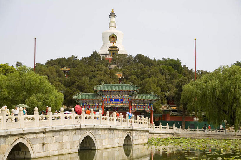 无人,公园,横图,室外,白天,正面,旅游,度假,名胜古迹,植物,标志建筑,地标,建筑,北海公园,北京,中国,亚洲,遗迹,瓦片,屋檐,乌云,云,阴天,云朵,牌坊,牌楼,塔,首都,云彩,古迹,文化,文物,娱乐,建设,古建筑,白塔,檐,树,树木,绿色,白色,天空,自然,天,享受,休闲,旅游胜地,放松,生长,成长,纪念,祭祀,昏暗,阴沉,表彰,荣誉,古文明,东亚,中华人民共和国,北京市,京,北平,华北地区,荣耀,北京北海公园,彩图,传统文化,北海白塔,琼华岛
