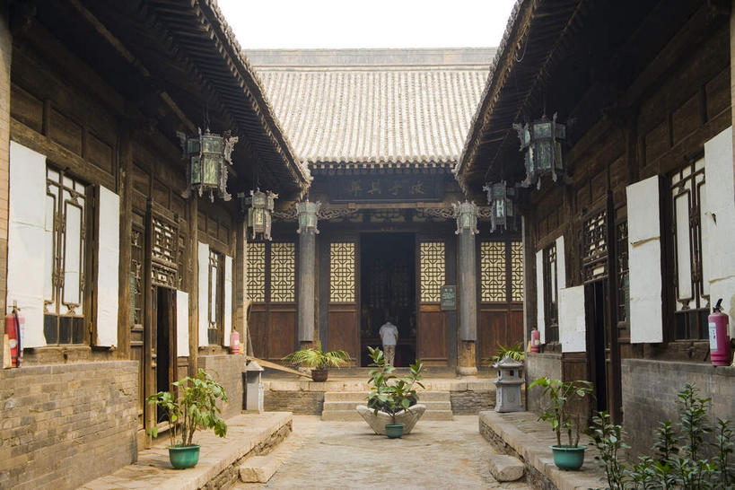 无人,家,横图,室外,白天,正面,旅游,度假,名胜古迹,植物,门,标志建筑,地标,建筑,平遥,中国,亚洲,阴影,遗迹,光线,盆栽,瓦片,影子,柱子,房屋,屋顶,屋檐,屋子,盆景,顶棚,古迹,文物,娱乐,建设,古建筑,楼房,檐,住宅,绿色,天空,阳光,自然,门框,天,享受,休闲,旅游胜地,放松,生长,成长,古文明,东亚,山西,山西省,中华人民共和国,华北地区,晋,晋中,晋中市,平遥县,彩图,房子,平遥古城,平遥古镇