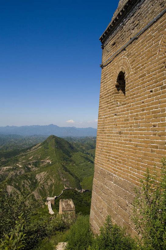 无人,竖图,室外,白天,正面,旅游,度假,名胜古迹,山,山脉,植物,标志建筑,地标,建筑,北京,中国,亚洲,阴影,遗迹,光线,影子,墙,山峰,山峦,首都,古迹,文物,娱乐,建设,城墙,古建筑,墙壁,墙面,树,树木,蓝色,绿色,蓝天,天空,阳光,自然,群山,天,享受,休闲,旅游胜地,放松,生长,晴朗,成长,坚硬,防御,古文明,东亚,万里无云,中华人民共和国,北京市,京,北平,华北地区,密云县,坚固,古北口镇,司马台,司马台长城,司马台村,晴空,晴空万里,彩图,密云