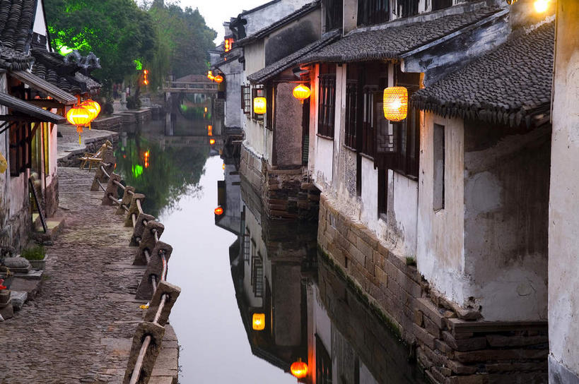 无人,横图,室外,白天,正面,旅游,度假,河流,名胜古迹,水,植物,标志建筑,地标,建筑,照明,周庄,中国,亚洲,许多,吊挂,悬挂,阴影,遗迹,光线,灯笼,瓦片,影子,纸灯笼,屋顶,屋檐,河水,水流,很多,挂,顶棚,古迹,文物,娱乐,建设,古建筑,江苏,檐,树,树木,排列,绿色,倒影,天空,阳光,自然,灯具,天,享受,休闲,旅游胜地,放松,生长,成长,照亮,倒映,照明设备,古文明,东亚,江苏省,昆山,昆山市,周庄镇,中华人民共和国,华东地区,苏,中国第一水乡,摆列,反照,鹿城,贞丰里,彩图,布列,分列