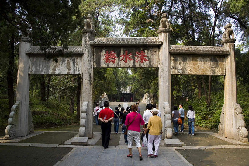 东方人,寺庙,走,横图,室外,白天,旅游,度假,名胜古迹,植物,标志建筑,道路,地标,建筑,路,中国,亚洲,行人,游客,游人,阴影,服装,节日,遗迹,光线,影子,柱子,牌坊,牌楼,小路,交通,许多人,燃烧,黄种人,古迹,文化,文物,娱乐,建设,古建筑,山东,路人,旅客,树,树木,背面,衣服,绿色,阳光,自然,香火,庙宇,祈祷,一群人,享受,休闲,墓地,健康,旅游胜地,放松,许愿,宗教,服饰,信仰,生长,成长,纪念,祈求,祭祀,坟墓,陵墓,衣着,穿着,表彰,荣誉,坟场,古文明,东亚,曲阜,曲阜市,山东省,中华人民共和国,华东地区,荣耀,鲁,衣饰,过客,平安,男人,男性,女人,女性,中年男性,中年女性,亚洲人,步行,散步,走路,彩图,全身,庙,寺,孔林,圣林,传统文化