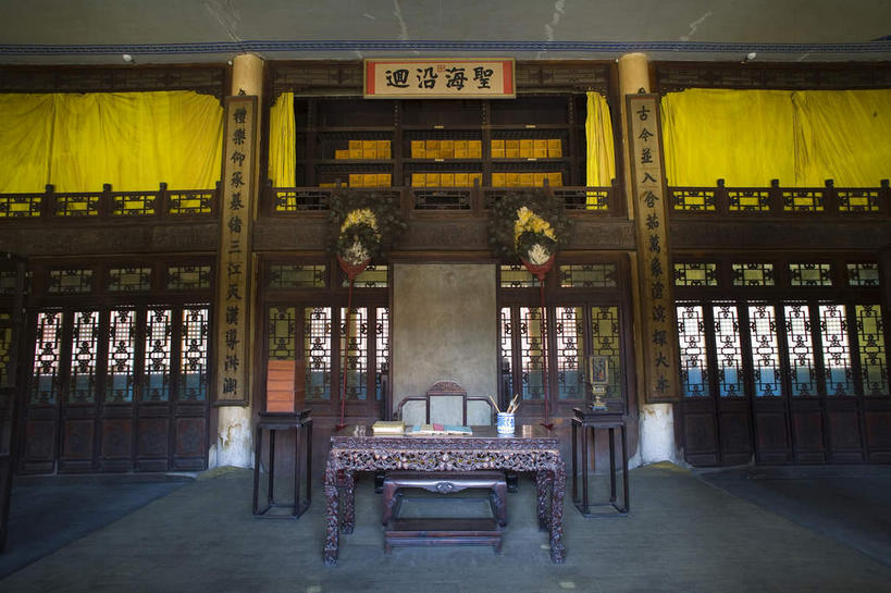 无人,故宫,宫殿,横图,室内,白天,正面,旅游,度假,名胜古迹,窗户,桌面,桌子,标志建筑,地标,建筑,书籍,椅子,笔筒,雕塑,中国,对联,亚洲,一堆,一排,许多,吊挂,悬挂,阴影,堆叠,堆积,遗迹,艺术,整齐,装饰,反射,木制,标志,瓷砖,地砖,雕刻,牌匾,扇子,文字,影子,柱子,字符,手工艺品,木椅,木桌,墙,地面,很多,清凉,挂,古迹,凉爽,文化,文物,娱乐,标识,建设,古建筑,玻璃窗,墙壁,墙面,排列,黄色,木制品,容器,书本,工艺品,享受,休闲,汉字,器皿,旅游胜地,放松,纪念,储藏,堆,美术,高雅,宫廷,权利,储存,队列,中国文化,中文,主题,陈列,古文明,东亚,辽宁,辽宁省,沈阳,中华人民共和国,省会,功能,美学,自信心,品位,国文,华文,沈阳市,辽,东北地区,王宫,羽毛扇,插笔器具,文房用具,书,图书,彩图,皇宫,对子,楹联,羽扇,奉天行宫,沈河区,沈阳故宫,沈阳故宫博物院,盛京宫阙,木桌子,贮存,传统文化