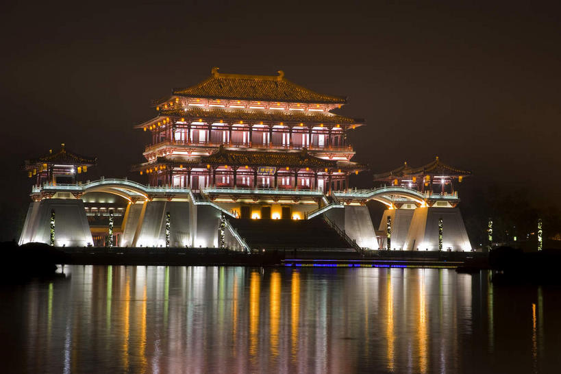 无人,栏杆,横图,彩色,室外,夜晚,仰视,旅游,度假,湖,湖泊,水,窗户,标志建筑,地标,建筑,霓虹灯,夜景,西安,中国,亚洲,一排,许多,阴影,整齐,光线,瓦片,影子,墙,屋檐,湖面,水流,水面,围栏,灯光,七彩,很多,娱乐,光源,建设,护栏,霓虹,檐,玻璃窗,墙壁,墙面,灯,排列,倒影,湖水,享受,休闲,旅游胜地,放松,倒映,照明设备,队列,东亚,陕西,陕西省,西安市,中华人民共和国,省会,氖灯,西北地区,陕,反照,曲江新区,彩图,低角度拍摄,芙蓉园,大唐芙蓉园