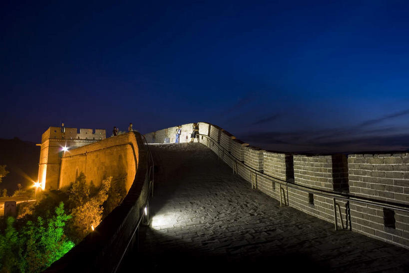 无人,栏杆,横图,室外,夜晚,正面,旅游,度假,名胜古迹,植物,标志建筑,地标,建筑,北京,长城,中国,亚洲,阴影,曲折,弯曲,遗迹,光线,影子,墙,围栏,灯光,首都,古迹,文物,娱乐,建设,城墙,古建筑,护栏,墙壁,墙面,树,树木,绿色,自然,享受,休闲,旅游胜地,放松,蜿蜒,生长,成长,坚硬,万里长城,防御,古文明,东亚,八达岭,八达岭长城,中华人民共和国,北京市,京,北平,华北地区,延庆县,坚固,军都山,彩图