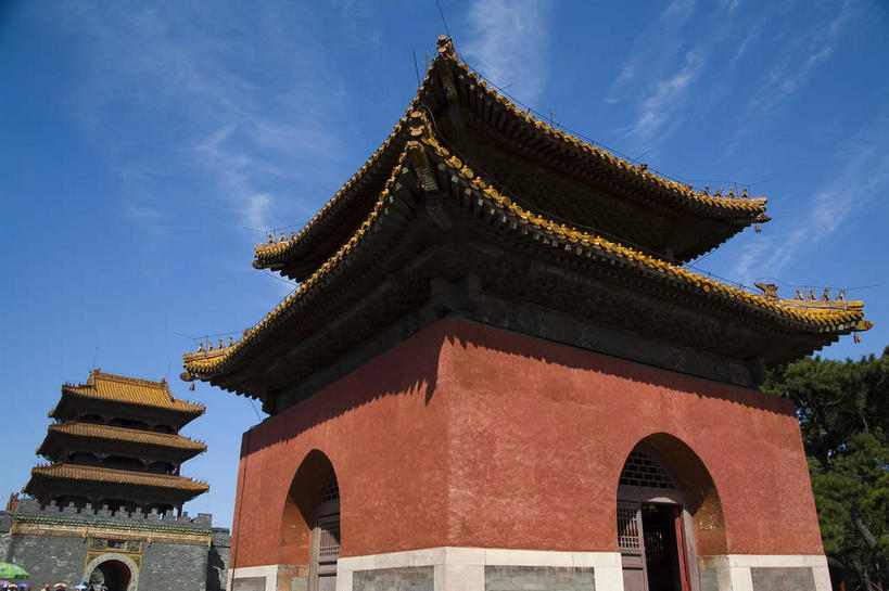无人,宫殿,横图,室外,白天,正面,旅游,度假,名胜古迹,标志建筑,地标,建筑,中国,亚洲,阴影,遗迹,光线,瓦片,影子,墙,屋顶,屋檐,云,云朵,拱门,褐色,云彩,顶棚,古迹,文物,娱乐,建设,古建筑,檐,墙壁,墙面,红色,蓝色,白云,蓝天,天空,阳光,天,享受,休闲,墓地,旅游胜地,放松,晴朗,坟墓,陵墓,宫廷,坟场,古文明,东亚,辽宁,辽宁省,沈阳,中华人民共和国,省会,沈阳市,辽,东北地区,王宫,晴空,彩图,皇宫,北陵,清昭陵,昭陵