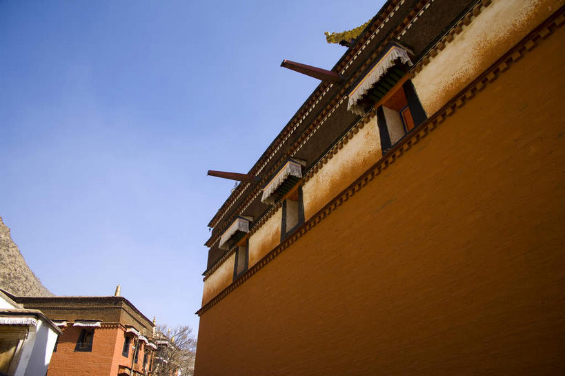 无人,寺庙,横图,室外,白天,仰视,旅游,度假,名胜古迹,树林,植物,窗户,标志建筑,地标,建筑,中国,亚洲,一排,许多,阴影,节日,遗迹,整齐,光线,影子,墙,褐色,很多,燃烧,古迹,文化,文物,娱乐,建设,古建筑,玻璃窗,墙壁,墙面,树,树木,排列,蓝色,绿色,蓝天,天空,阳光,自然,香火,庙宇,天,祈祷,享受,休闲,健康,旅游胜地,放松,许愿,宗教,信仰,生长,晴朗,成长,纪念,祈求,队列,古文明,东亚,甘肃,甘肃省,夏河县,拉卜楞寺,万里无云,中华人民共和国,西北地区,甘,甘南,甘南州,夏河,平安,晴空,晴空万里,彩图,低角度拍摄,庙,寺,甘南拉卜楞寺