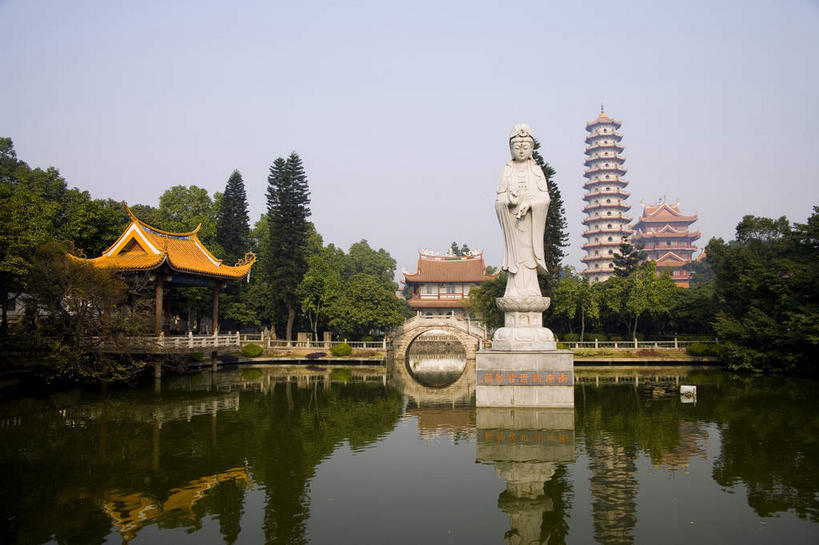 东方人,一个人,无人,寺庙,栏杆,站,横图,室外,白天,仰视,民族服装,旅游,度假,湖,湖泊,名胜古迹,树林,水,植物,标志建筑,地标,建筑,桥梁,雕塑,中国,亚洲,仅一个年轻女性,仅一个女性,仅一个人,阴影,服装,节日,遗迹,艺术,装饰,光线,雕刻,雕像,瓦片,影子,屋檐,湖面,水流,水面,围栏,塔,桥,注视,黄种人,古迹,文化,文物,娱乐,建设,古建筑,石桥,宝塔,护栏,檐,佛塔,拱桥,树,树木,衣服,黄色,蓝色,绿色,倒影,蓝天,天空,阳光,自然,工艺品,庙宇,湖水,天,观察,看,祈祷,站着,享受,休闲,健康,旅游胜地,放松,许愿,宗教,服饰,佛教,信仰,拱形,生长,晴朗,成长,观看,纪念,人行桥,石拱桥,祈求,美术,察看,倒映,衣着,穿着,关注,主题,陈列,福建,古文明,东亚,延寿寺,福建省,万里无云,中华人民共和国,华东地区,省会,功能,美学,闽,福州,福州市,衣饰,释教,浮图,浮屠,反照,平安,年轻女性,女人,女性,亚洲人,晴空,晴空万里,站立,彩图,低角度拍摄,全身,传统服装,民俗服,庙,寺,塔婆,浮图塔,浮头,佛图,长庆寺,清禅寺,西禅寺,飞檐