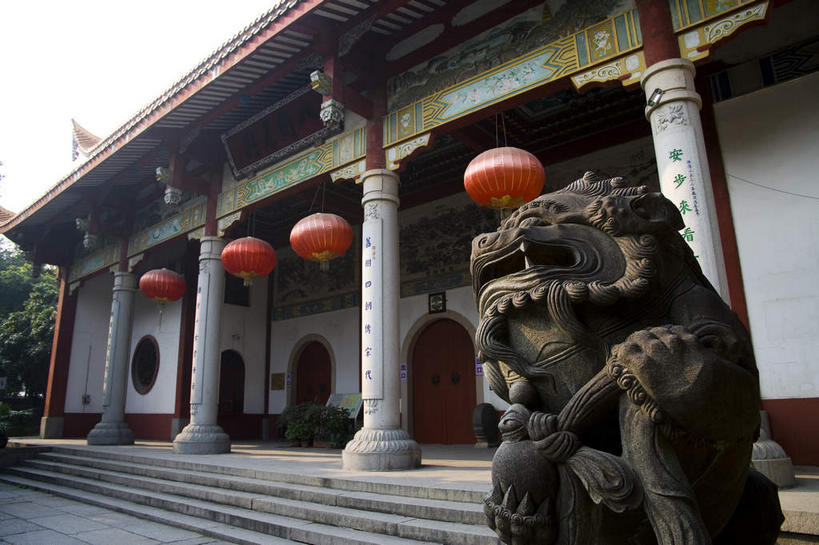 无人,寺庙,横图,室外,白天,仰视,旅游,度假,名胜古迹,植物,窗户,楼梯,标志建筑,地标,建筑,哺乳动物,野生动物,狮子,照明,雕塑,中国,亚洲,一排,许多,吊挂,悬挂,阴影,节日,辟邪,遗迹,艺术,整齐,装饰,光线,灯笼,雕刻,雕像,瓦片,影子,纸灯笼,柱子,阶梯,墙,屋檐,拱门,很多,燃烧,挂,古迹,文化,文物,娱乐,建设,古建筑,石雕,檐,玻璃窗,墙壁,墙面,台阶,树,树木,排列,红色,绿色,白色,天空,阳光,自然,动物,香火,工艺品,灯具,庙宇,石狮,天,祈祷,享受,休闲,健康,旅游胜地,放松,许愿,宗教,信仰,生长,成长,纪念,祈求,照亮,美术,照明设备,队列,主题,凶猛,陈列,福建,古文明,东亚,延寿寺,福建省,中华人民共和国,华东地区,省会,功能,美学,驱邪,祛邪,避邪,闽,福州,福州市,守护神,残暴,平安,凶残,彩图,低角度拍摄,庙,寺,长庆寺,清禅寺,西禅寺