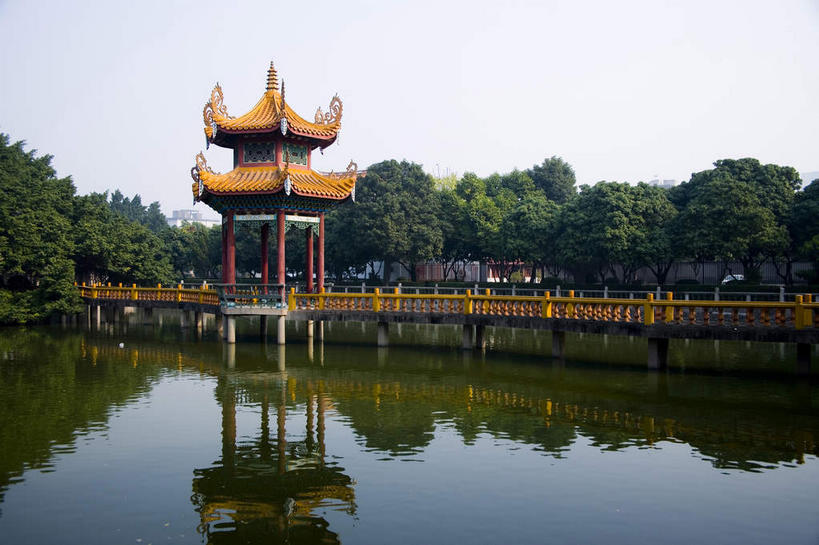 无人,栏杆,横图,室外,白天,正面,旅游,度假,湖,湖泊,名胜古迹,水,植物,标志建筑,地标,建筑,中国,亚洲,遗迹,木板,瓦片,柱子,亭子,屋顶,屋檐,湖面,水流,水面,乌云,云,阴天,云朵,围栏,桥,木桥,云彩,顶棚,古迹,文物,娱乐,建设,古建筑,护栏,檐,栈桥,树,树木,绿色,倒影,天空,自然,凉亭,湖水,天,享受,休闲,旅游胜地,放松,生长,成长,人行桥,木板桥,倒映,昏暗,阴沉,福建,古文明,东亚,延寿寺,福建省,中华人民共和国,华东地区,省会,闽,福州,福州市,反照,彩图,长庆寺,清禅寺,西禅寺