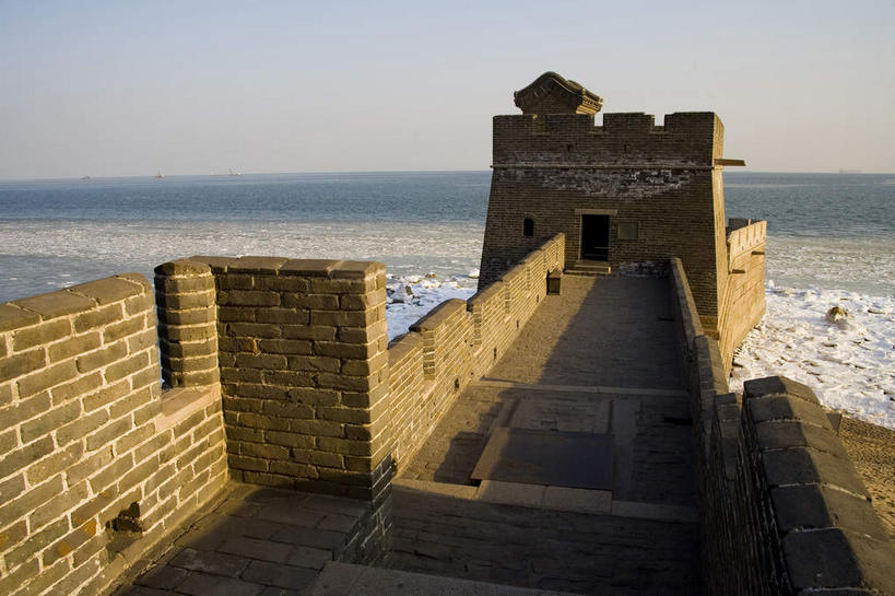 无人,横图,室外,白天,正面,旅游,度假,建材,海浪,海洋,名胜古迹,沙滩,标志建筑,地标,建筑,中国,亚洲,阴影,遗迹,光线,纹路,材料,沙子,纹理,影子,砖,砖块,墙,海岸,浪花,云,云朵,沙地,云彩,古迹,文物,娱乐,建设,城墙,古建筑,墙壁,墙面,蓝色,白云,蓝天,天空,阳光,海水,天,享受,休闲,砖头,旅游胜地,放松,建造,城楼,晴朗,坚硬,防御,海景,古文明,东亚,肌理,中华人民共和国,华北地区,河北,河北省,冀,秦皇岛,秦皇岛市,门楼,坚固,大海,风浪,海,海水的波动,海滩,近岸浪,石料,涌浪,晴空,彩图,砌墙砖,山海关,山海关长城,山海关区,天下第一关,榆关
