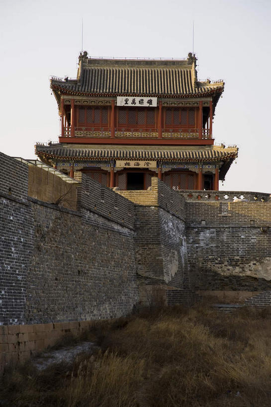 无人,栏杆,竖图,室外,白天,仰视,旅游,度假,名胜古迹,植物,标志建筑,地标,建筑,雕塑,中国,亚洲,两块,吊挂,悬挂,阴影,枯萎,遗迹,艺术,装饰,光线,标志,雕刻,牌匾,瓦片,文字,影子,字符,墙,屋檐,围栏,枯草,挂,古迹,文化,文物,娱乐,标识,建设,城墙,古建筑,护栏,檐,墙壁,墙面,草,黄色,红色,天空,阳光,工艺品,天,享受,休闲,汉字,旅游胜地,放松,城楼,纪念,坚硬,美术,中文,主题,防御,陈列,古文明,东亚,中华人民共和国,华北地区,功能,美学,国文,华文,河北,河北省,冀,秦皇岛,秦皇岛市,门楼,坚固,彩图,低角度拍摄,山海关,山海关长城,山海关区,天下第一关,榆关,飞檐