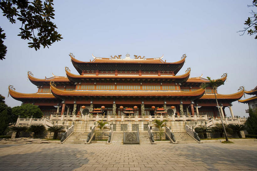 无人,寺庙,栏杆,横图,室外,白天,仰视,旅游,度假,名胜古迹,植物,楼梯,标志建筑,道路,地标,建筑,路,照明,中国,亚洲,许多,吊挂,悬挂,阴影,节日,遗迹,光线,灯笼,扶手,瓦片,影子,纸灯笼,阶梯,墙,屋檐,小路,交通,很多,燃烧,挂,古迹,文化,文物,娱乐,建设,古建筑,护栏,檐,墙壁,墙面,石板路,台阶,树,树木,红色,蓝色,绿色,蓝天,天空,阳光,自然,香火,灯具,庙宇,天,祈祷,享受,休闲,健康,金色,旅游胜地,放松,许愿,宗教,信仰,生长,晴朗,成长,纪念,祈求,照亮,照明设备,福建,古文明,东亚,延寿寺,福建省,万里无云,中华人民共和国,华东地区,省会,闽,福州,福州市,平安,晴空,晴空万里,彩图,低角度拍摄,庙,寺,长庆寺,清禅寺,西禅寺,飞檐