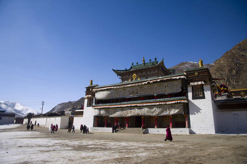 东方人,和尚,寺庙,坐,走,横图,室外,白天,仰视,旅游,度假,名胜古迹,雪,大雪,楼梯,标志建筑,地标,建筑,旗帜,中国,亚洲,阴影,服装,节日,遗迹,光线,纹路,纹理,影子,阶梯,墙,积雪,雪景,冬季,冬天,许多人,燃烧,黄种人,古迹,文化,文物,娱乐,旗子,建设,古建筑,墙壁,墙面,台阶,衣服,红色,蓝色,蓝天,天空,阳光,香火,庙宇,天,祈祷,一群人,享受,休闲,健康,旅游胜地,放松,寒冷,许愿,宗教,服饰,信仰,晴朗,纪念,祈求,衣着,穿着,古文明,东亚,甘肃,甘肃省,夏河县,拉卜楞寺,万里无云,肌理,中华人民共和国,严寒,旌旗,旗号,西北地区,甘,甘南,甘南州,衣饰,夏河,平安,男人,男性,中年男性,亚洲人,晴空,晴空万里,比丘,高僧,僧,僧侣,僧人,沙弥,修行僧,步行,散步,走路,坐着,彩图,低角度拍摄,全身,庙,寺