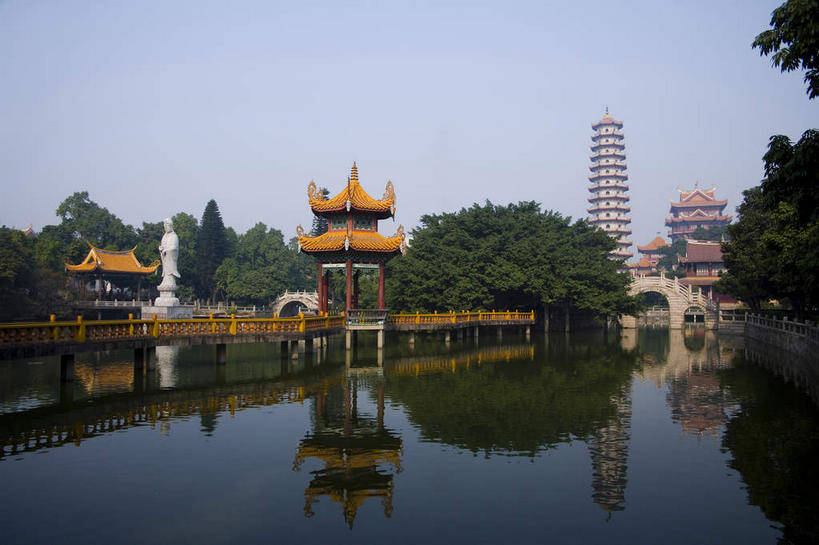 无人,栏杆,横图,室外,白天,正面,旅游,度假,湖,湖泊,名胜古迹,水,植物,标志建筑,地标,建筑,中国,亚洲,遗迹,木板,瓦片,柱子,亭子,屋顶,屋檐,湖面,水流,水面,乌云,云,阴天,云朵,围栏,桥,木桥,云彩,顶棚,古迹,文物,娱乐,建设,古建筑,护栏,檐,栈桥,树,树木,绿色,倒影,天空,自然,凉亭,湖水,天,享受,休闲,旅游胜地,放松,生长,成长,人行桥,木板桥,倒映,昏暗,阴沉,福建,古文明,东亚,延寿寺,福建省,中华人民共和国,华东地区,省会,闽,福州,福州市,反照,彩图,长庆寺,清禅寺,西禅寺