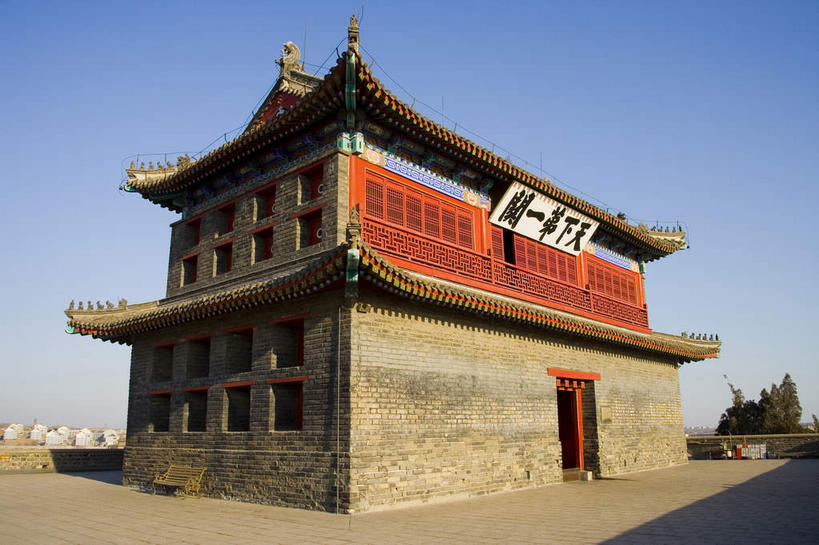 无人,横图,室外,白天,仰视,旅游,度假,名胜古迹,树林,植物,窗户,门,标志建筑,地标,建筑,雕塑,中国,亚洲,一块,吊挂,悬挂,阴影,遗迹,艺术,装饰,光线,标志,雕刻,牌匾,瓦片,文字,影子,柱子,字符,墙,屋檐,挂,古迹,文化,文物,娱乐,标识,建设,城墙,古建筑,檐,玻璃窗,墙壁,墙面,树,树木,红色,蓝色,绿色,灰色,蓝天,天空,阳光,自然,工艺品,门框,天,享受,休闲,汉字,旅游胜地,放松,城楼,生长,晴朗,成长,纪念,坚硬,美术,中文,主题,防御,陈列,古文明,东亚,万里无云,中华人民共和国,华北地区,功能,美学,国文,华文,河北,河北省,冀,秦皇岛,秦皇岛市,门楼,坚固,晴空,晴空万里,彩图,低角度拍摄,山海关,山海关长城,山海关区,天下第一关,榆关,飞檐