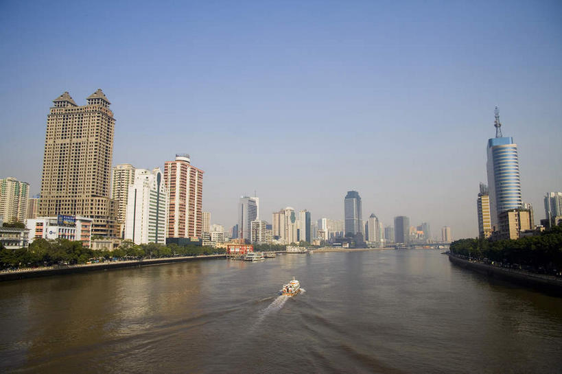 无人,家,高楼大厦,横图,室外,白天,正面,度假,河流,美景,水,植物,窗户,落地窗,城市风光,城市,大厦,建筑,轮船,摩天大楼,船,广州,中国,亚洲,一排,一艘,许多,阴影,波纹,飞溅,整齐,并列,并排,溅,光线,液体,影子,房屋,屋子,河水,景观,水滴,水流,很多,娱乐,楼房,玻璃窗,住宅,水珠,树,树木,排列,蓝色,绿色,蓝天,水纹,天空,阳光,自然,船尾波,交通工具,波浪,天,享受,休闲,景色,放松,生长,晴朗,成长,队列,喷洒,载具,平行,玻璃幕墙,东亚,广东,广东省,珠江,万里无云,中华人民共和国,华南地区,省会,广州市,粤,晴空,晴空万里,彩图,房子,大楼,高层建筑,高楼,摩天楼,粤江,珠江河