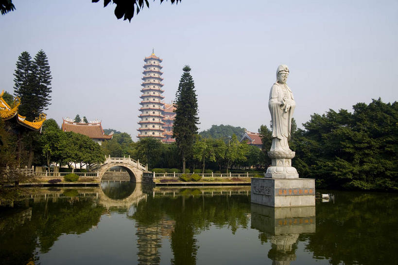 东方人,一个人,无人,寺庙,栏杆,站,横图,室外,白天,仰视,旅游,度假,智慧,湖,湖泊,名胜古迹,水,植物,标志建筑,地标,建筑,桥梁,雕塑,中国,亚洲,仅一个女性,仅一个人,阴影,服装,节日,神话,遗迹,艺术,装饰,光线,雕刻,雕像,瓦片,影子,屋檐,湖面,水流,水面,围栏,塔,桥,燃烧,黄种人,古迹,文化,文物,娱乐,建设,古建筑,石桥,护栏,檐,拱桥,树,树木,一个,衣服,蓝色,绿色,倒影,蓝天,天空,阳光,自然,香火,工艺品,庙宇,湖水,天,祈祷,站着,仅一个中年女性,享受,休闲,健康,旅游胜地,放松,许愿,宗教,观音,服饰,信仰,拱形,生长,晴朗,单个,成长,纪念,人行桥,石拱桥,祈求,美术,倒映,衣着,穿着,主题,传说,陈列,福建,古文明,东亚,菩萨,延寿寺,福建省,万里无云,观音菩萨,中华人民共和国,华东地区,省会,功能,美学,闽,福州,福州市,衣饰,反照,慈悲,中国神话,观世音,观世音菩萨,观音大士,观自在菩萨,平安,女人,女性,中年女性,亚洲人,晴空,晴空万里,站立,彩图,低角度拍摄,全身,庙,寺,长庆寺,清禅寺,西禅寺