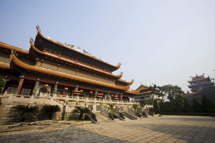 无人,寺庙,栏杆,横图,室外,白天,仰视,旅游,度假,草地,草坪,名胜古迹,植物,标志建筑,地标,建筑,中国,亚洲,阴影,节日,遗迹,光线,瓦片,影子,屋顶,屋檐,围栏,燃烧,顶棚,古迹,文化,文物,娱乐,建设,古建筑,护栏,檐,草,树,树木,蓝色,绿色,蓝天,天空,阳光,自然,香火,庙宇,天,祈祷,享受,休闲,健康,旅游胜地,放松,许愿,宗教,信仰,生长,晴朗,成长,纪念,祈求,福建,古文明,东亚,延寿寺,福建省,万里无云,中华人民共和国,华东地区,省会,闽,福州,福州市,平安,晴空,晴空万里,彩图,低角度拍摄,庙,寺,长庆寺,清禅寺,西禅寺