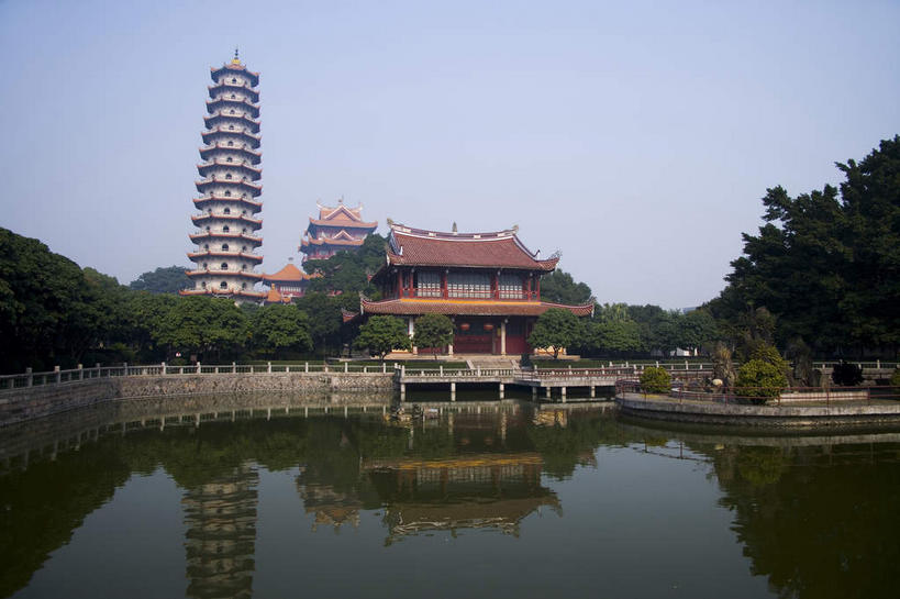 无人,寺庙,栏杆,横图,室外,白天,仰视,旅游,度假,草地,草坪,湖,湖泊,名胜古迹,水,植物,标志建筑,地标,建筑,中国,亚洲,阴影,节日,遗迹,光线,瓦片,影子,屋顶,屋檐,湖面,水流,水面,围栏,塔,燃烧,顶棚,古迹,文化,文物,娱乐,建设,古建筑,护栏,檐,草,树,树木,蓝色,绿色,倒影,蓝天,天空,阳光,自然,香火,庙宇,湖水,天,祈祷,享受,休闲,健康,旅游胜地,放松,许愿,宗教,信仰,生长,晴朗,成长,纪念,祈求,倒映,福建,古文明,东亚,延寿寺,福建省,万里无云,中华人民共和国,华东地区,省会,闽,福州,福州市,反照,平安,晴空,晴空万里,彩图,低角度拍摄,庙,寺,长庆寺,清禅寺,西禅寺